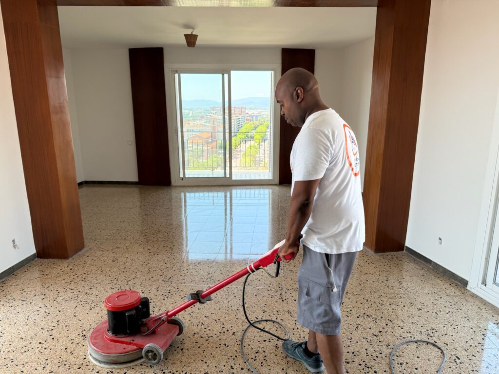 Pulido y abrillantado de suelos en Girona con acabado espejo