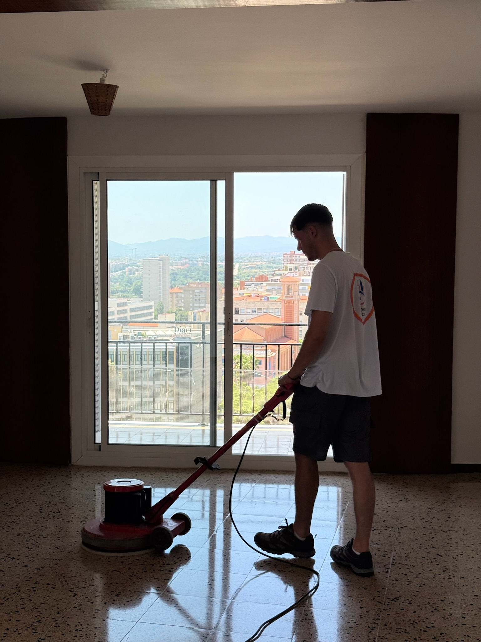 “Pulido y abrillantado de suelos en Madrid con acabado espejo