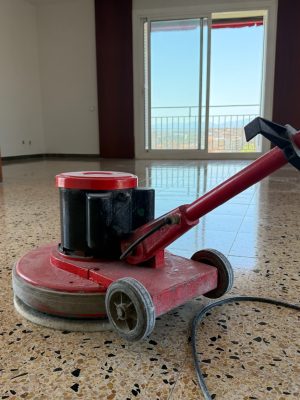 Profesional realizando el abrillantado de suelos en San Sebastián de los Reyes