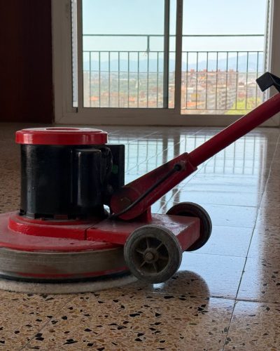 Técnico realizando el abrillantado de suelos en Gerona.