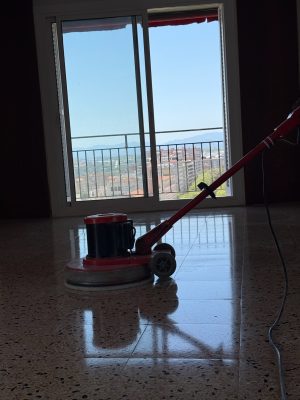 Profesional realizando el abrillantado de suelos en Madrid