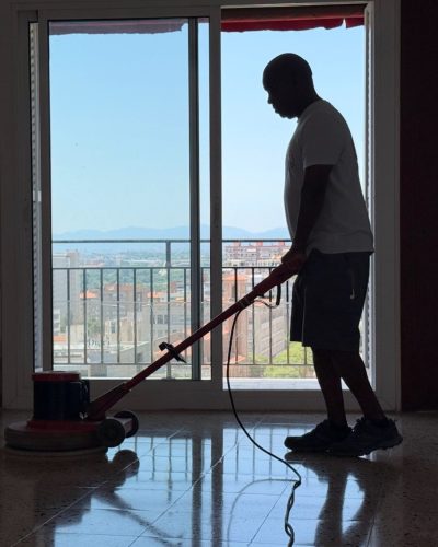 Pulido y abrillantado de suelo en Badalona con acabado espejo